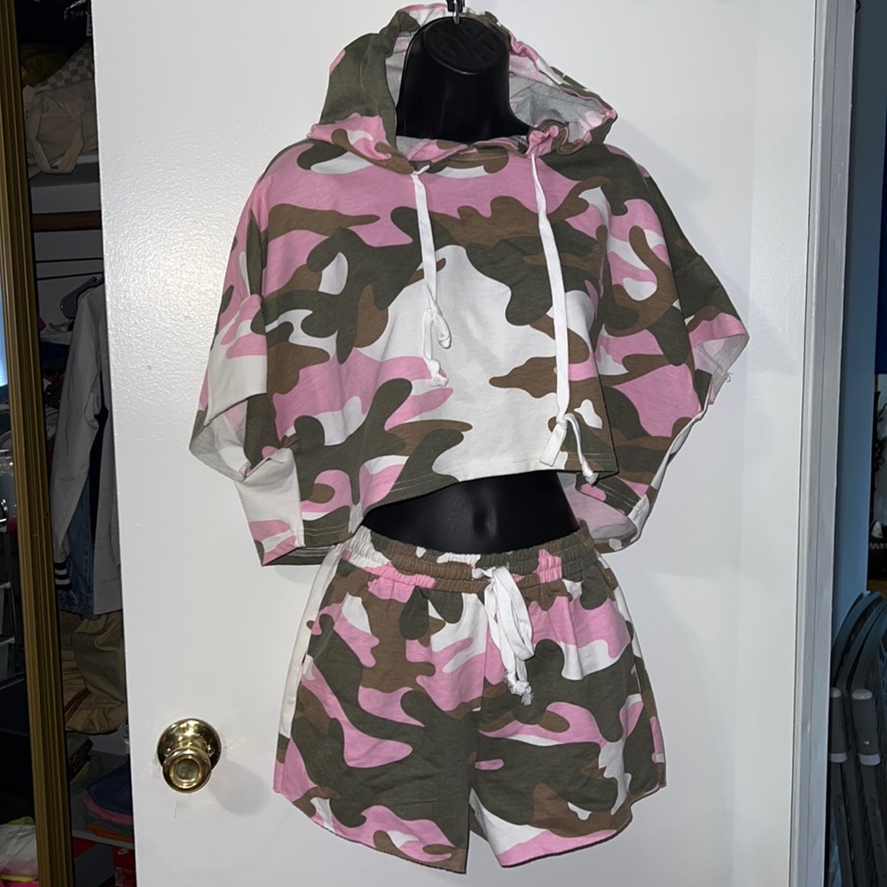 New never worn 2 piece outfit top and short set